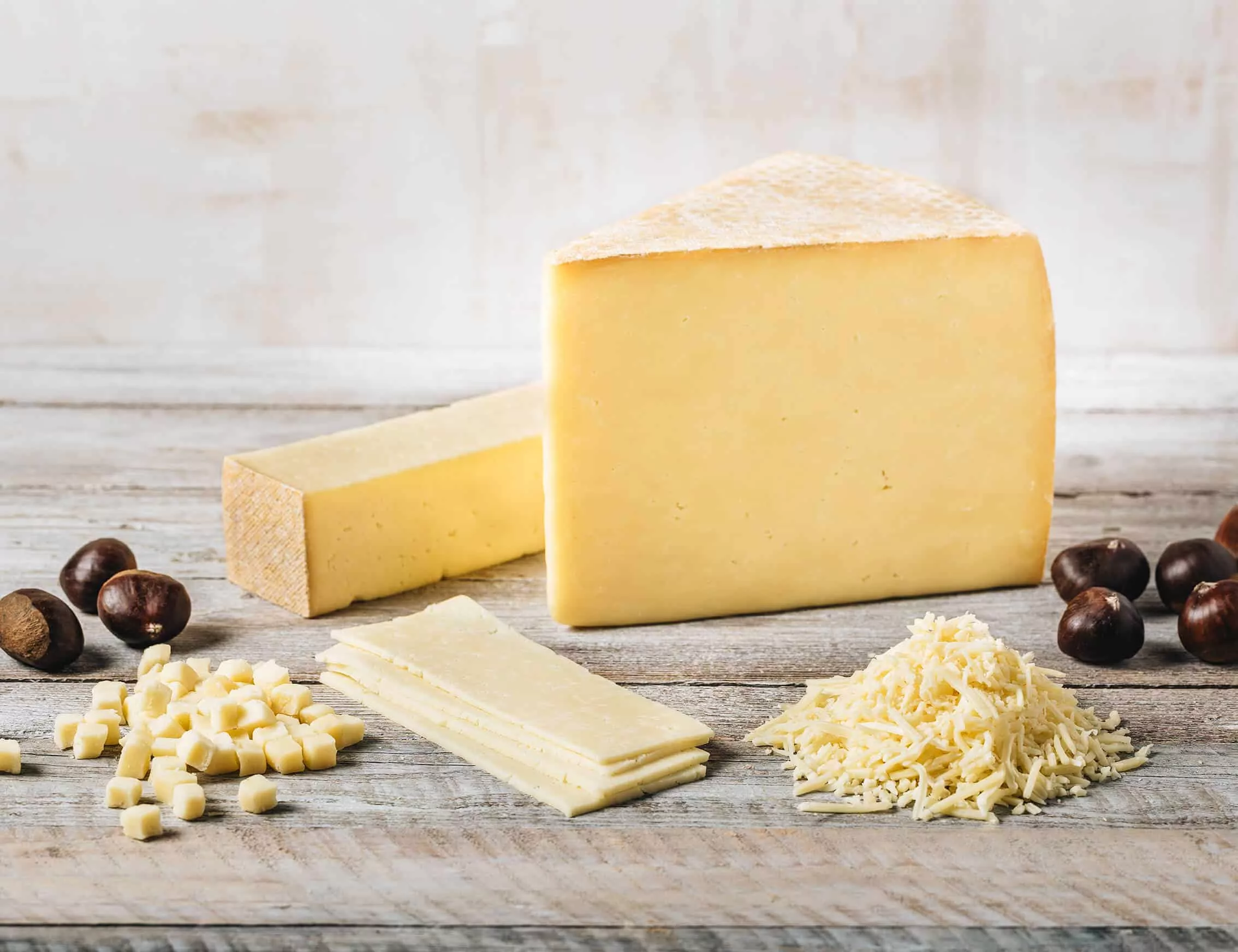 cantal aop jeune en plusieurs découpes : fourme, bloc, longe, cube, tranche, allumette et râpé